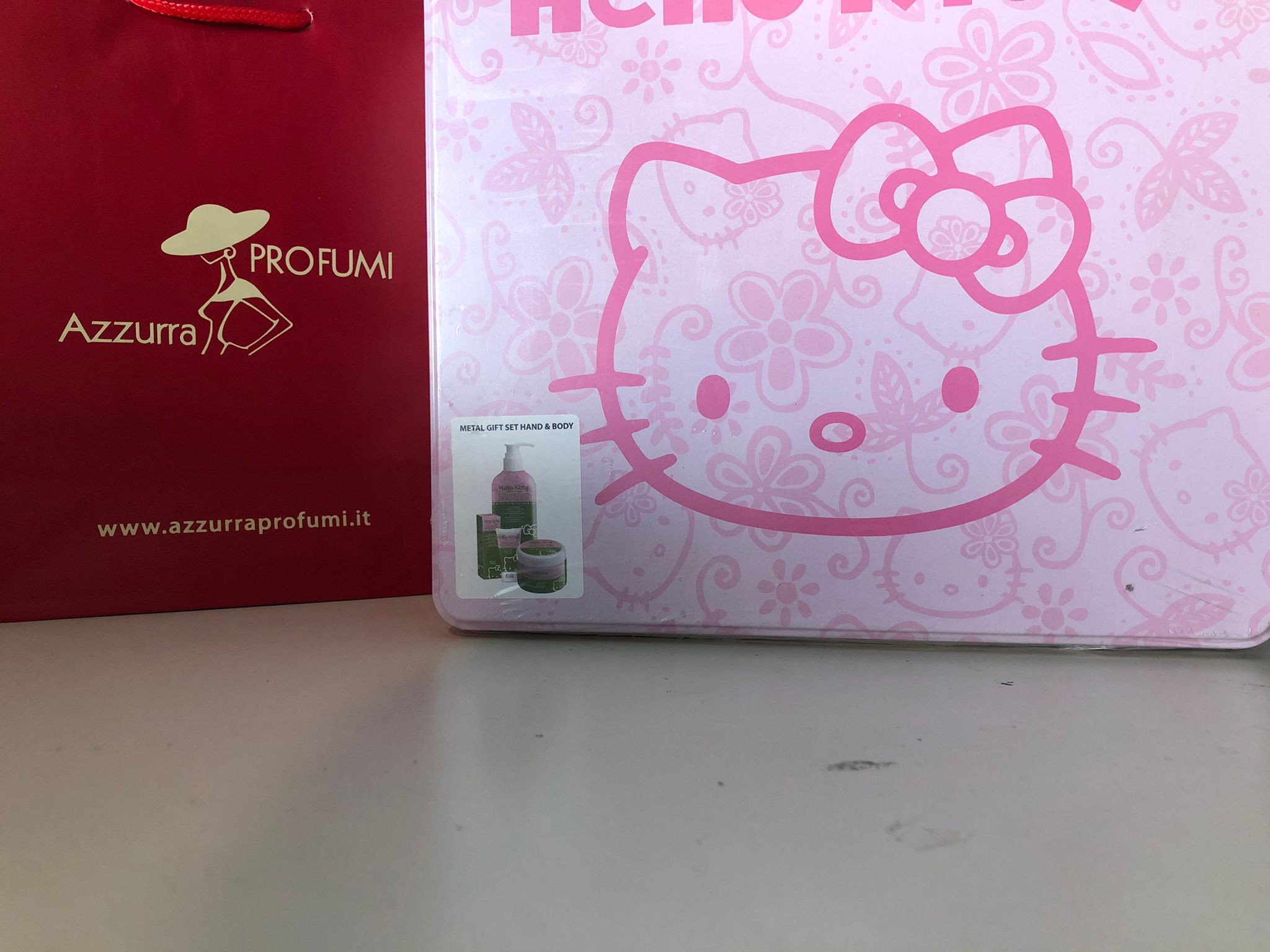Hello Kitty Cocco e Karité Set ( Burro Mani e Corpo 250ml + Shower Gel 500ml + Crema Mani e Unghie 30ml)